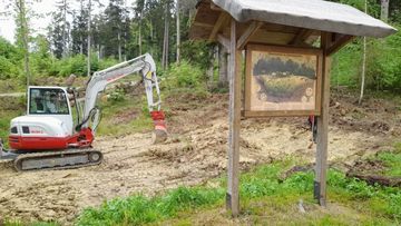 Zum verdichten der teichsohle war ein Bagger erforderlich